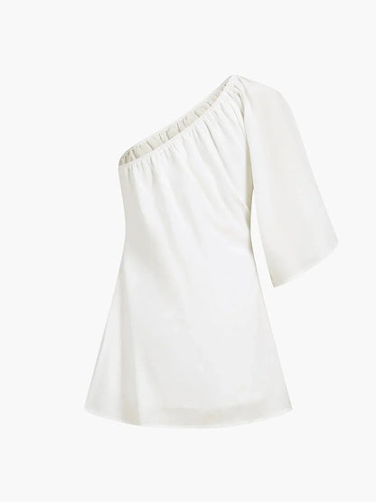 Robe courte à épaule dénudée, manches bouffantes, en tissu léger, idéale pour les soirées d'été.