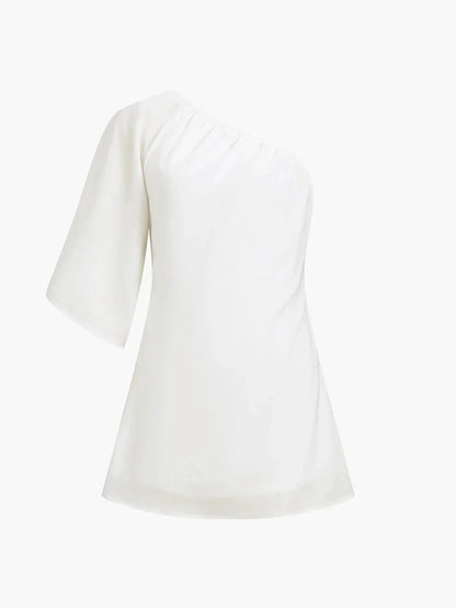 Robe courte légère à épaules dénudées, manches bouffantes, parfaite pour les soirées d'été. Tissu fluide et aéré.