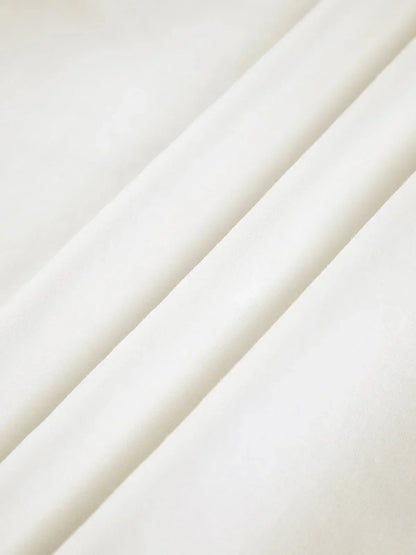 Robe courte légère, épaule dénudée, manches bouffantes, parfaite pour les soirées d'été. Tissu fluide et stylé.