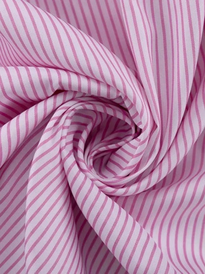 Robe courte rayée rose à manches longues, en coton léger, avec fente sur le côté, parfaite pour les journées de printemps.