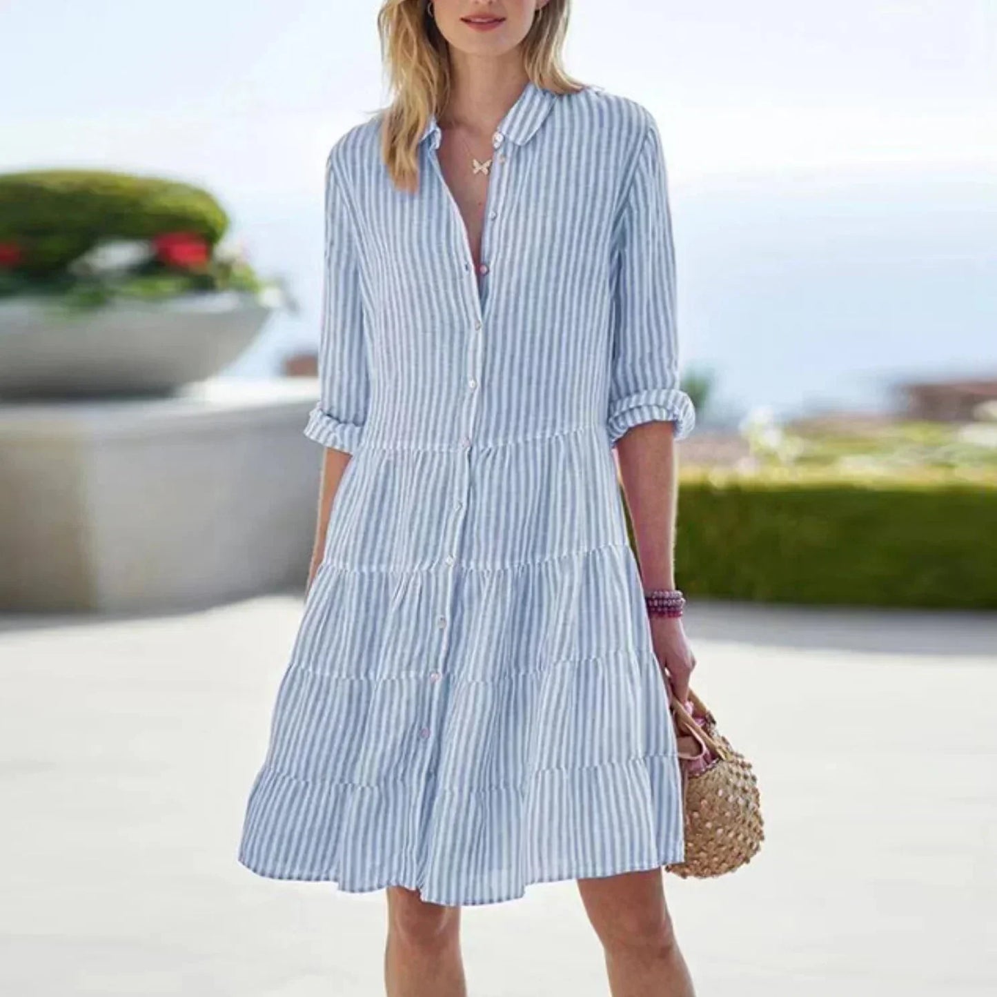 Robe courte à rayures avec boutons, manches longues, en coton léger, parfaite pour les journées d'été.