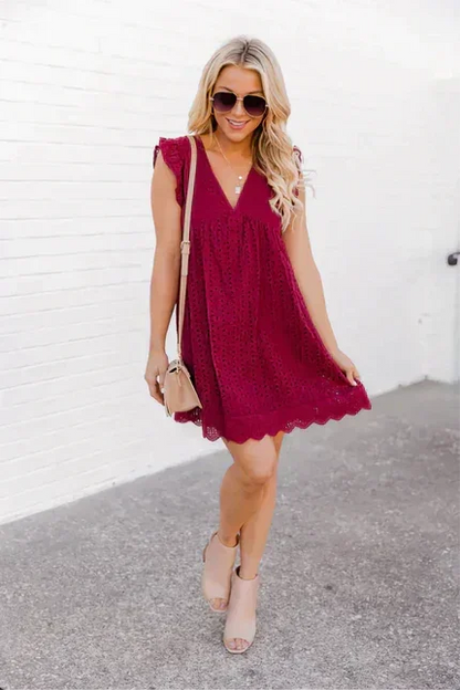 Robe courte sans manches en dentelle légère, trousses latérales pratiques, parfaite pour l'été et les vacances à la plage.