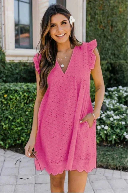 Robe courte d'été sans manches en dentelle délicate, avec poches pratiques, idéale pour les vacances à la plage.