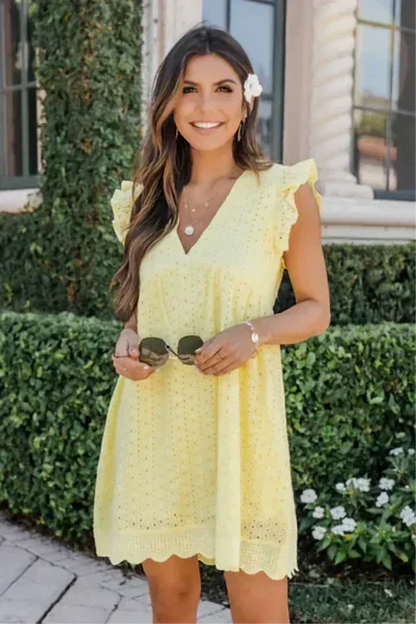 Robe courte sans manches en dentelle avec poches, parfaite pour les journées d'été à la plage ou en vacances.