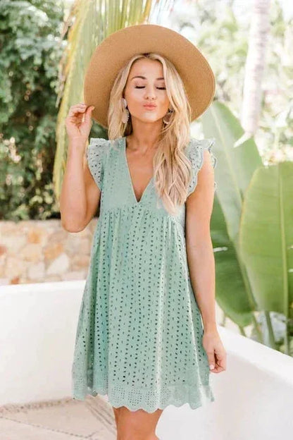 Robe courte sans manches en dentelle légère, idéale pour l'été, avec poches pratiques et design aéré pour la plage.