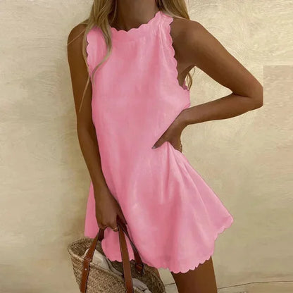 Robe courte sans manches en tissu léger, ourlet festonné, idéale pour l'été à la plage avec un style décontracté.