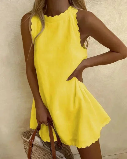 Robe courte sans manches en tissu léger, ourlet festonné, idéale pour des journées d'été à la plage.