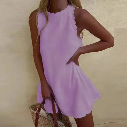 Robe courte sans manches en tissu léger, ourlet festonné, idéale pour une journée décontractée à la plage.