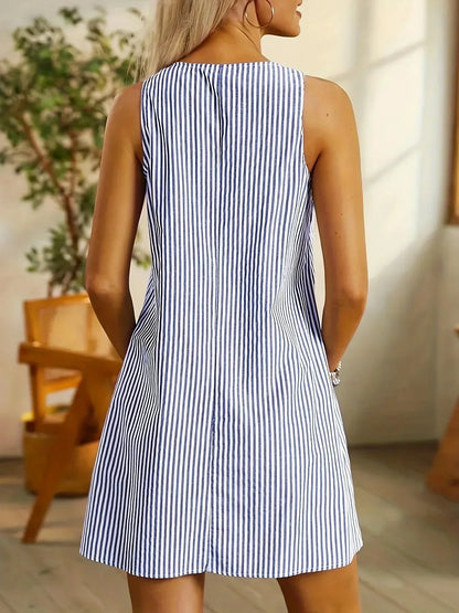 Robe courte sans manches en coton rayé, dotée de boutons et poches pour une tenue estivale pratique et élégante.