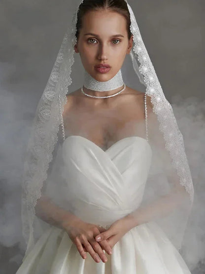 Robe courte satinée avec bretelles en strass, col en cœur et dos nu, disponible en plusieurs couleurs. Parfaite pour les…