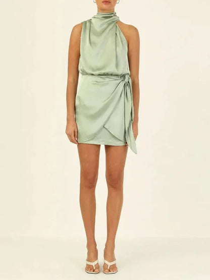 Robe courte satinée sans manches avec col bénitier et ceinture, parfaite pour les soirées élégantes.