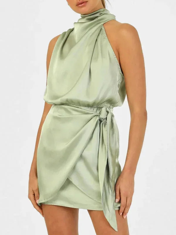 Robe courte satinée sans manches avec col bénitier et ceinture, idéale pour une soirée élégante.