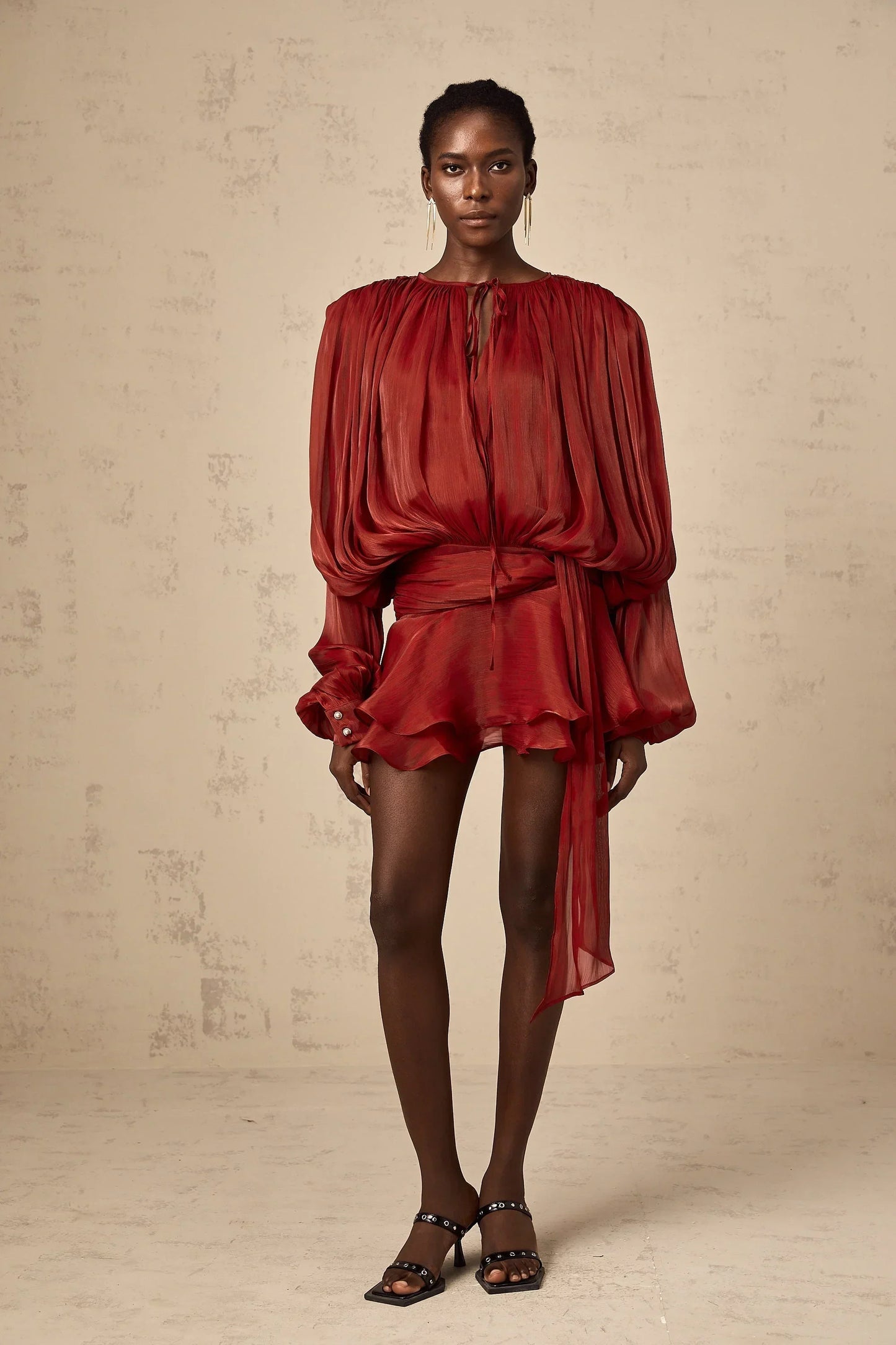 Robe courte satinée fluide avec nœuds aux manches longues, idéale pour une soirée, disponible en plusieurs couleurs.