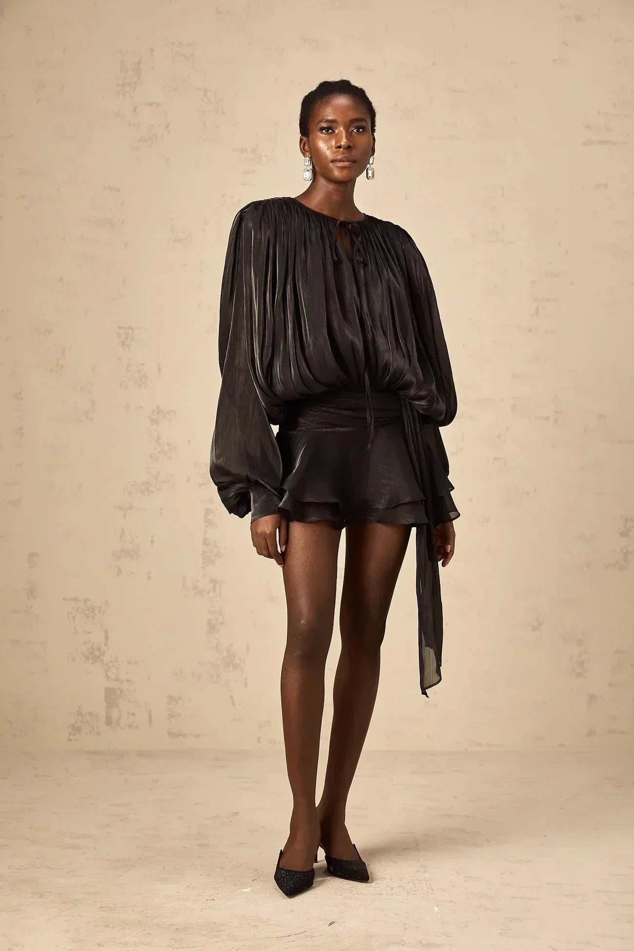 Robe courte satinée fluide, nœuds aux manches longues, parfaite pour les soirées. Disponible en plusieurs couleurs.