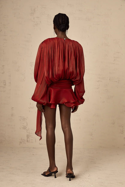 Robe courte en satin fluide avec nœuds aux manches longues, idéale pour soirées, disponible en plusieurs couleurs.