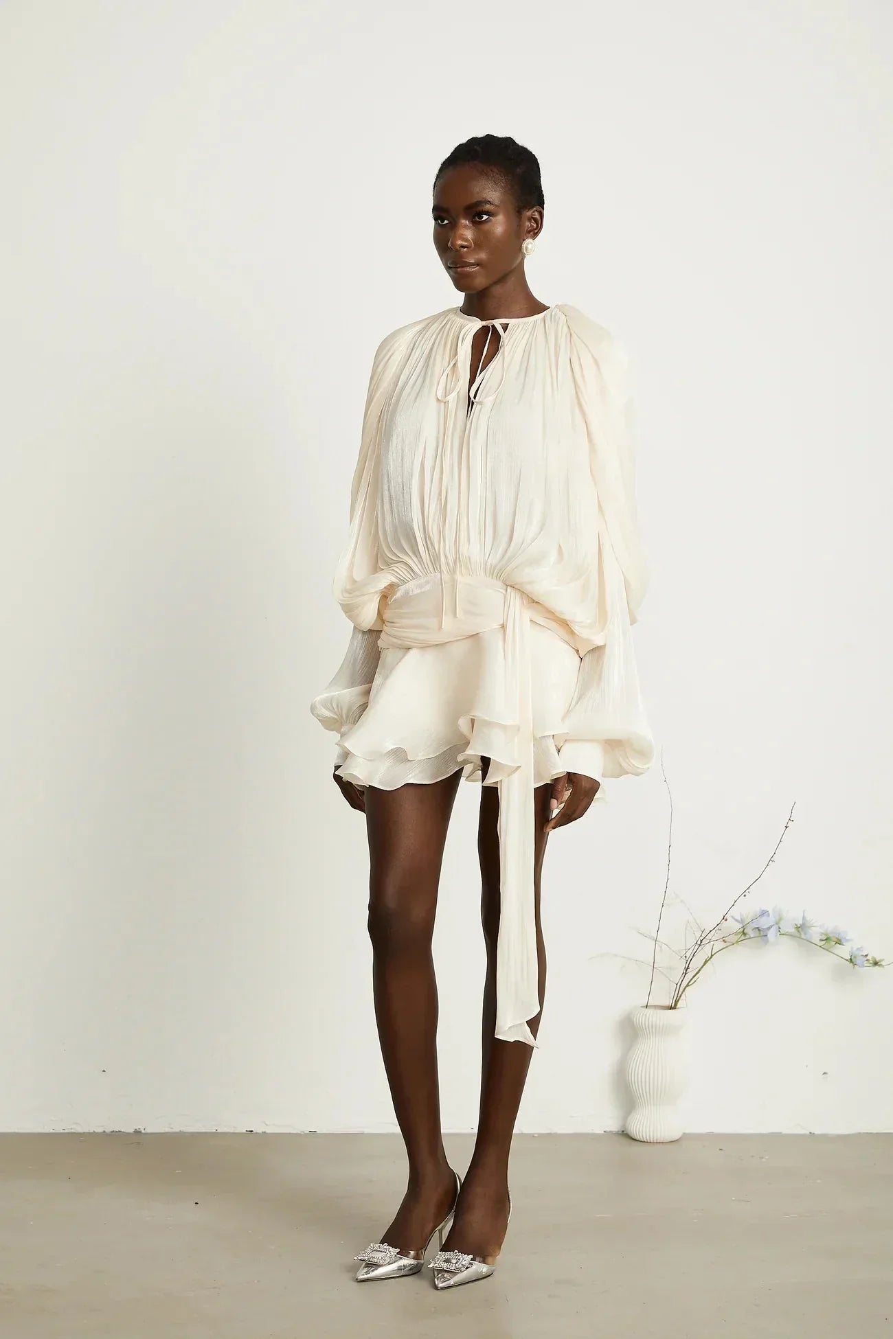 Robe courte satinée fluide avec nœuds, manches longues, idéale pour soirées, disponible en plusieurs couleurs élégantes.