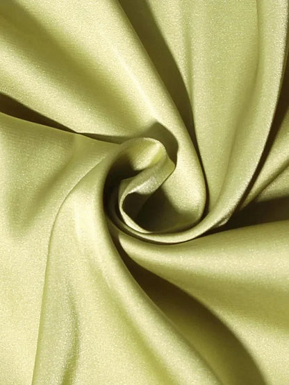Robe courte satinée fluide avec chaînes décoratives, idéale pour soirées, en tissu léger et au design élégant.