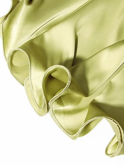 Robe courte fluide en satin, ornée de chaînes décoratives, parfaite pour soirées élégantes.