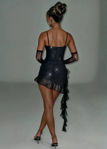 Robe courte scintillante en tissu léger, avec manches détachables, volants et fines bretelles pour des soirées élégantes.