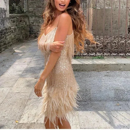 Robe courte en sequins avec plumes, bretelles fines, idéale pour les soirées cocktail, effet scintillant et élégant.