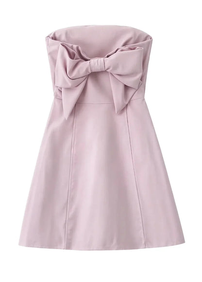 Robe courte sans bretelles rose poudré en tissu léger, coupe ajustée, accompagnée d'une pochette assortie pour soirées.