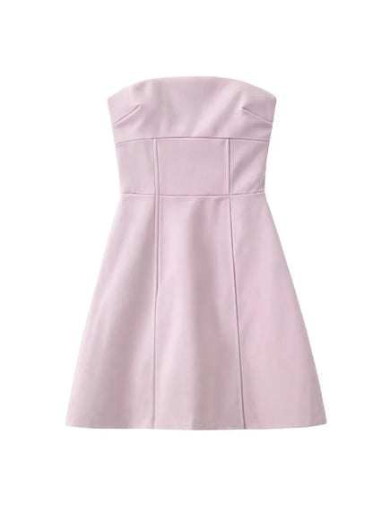 Robe courte strapless rose poudré, en tissu doux, coupe ajustée, inclut une pochette assortie pour une soirée élégante.