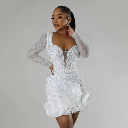 Robe courte en satin avec strass, manches longues, volants et décolleté plongeant, parfaite pour les soirées élégantes.