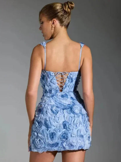 Robe courte à motif floral, tissu texturé, bretelles fines, idéale pour soirées, style élégant et décontracté.