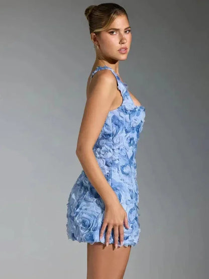 Robe courte à bretelles en tissu texturé avec motif floral, parfaite pour une soirée élégante.