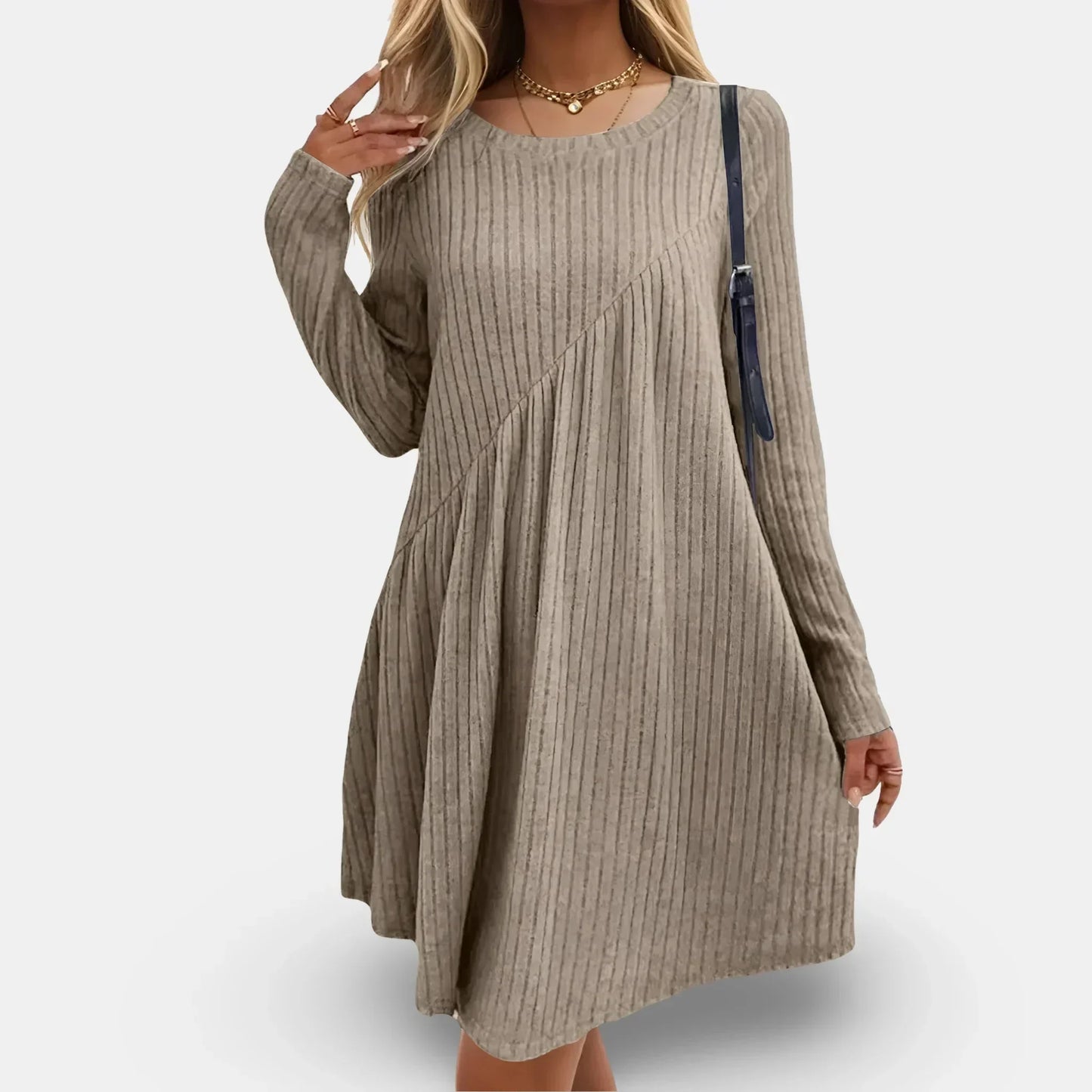 Robe courte texturée à manches longues, col rond, en tissu fluide pour un style décontracté en automne.