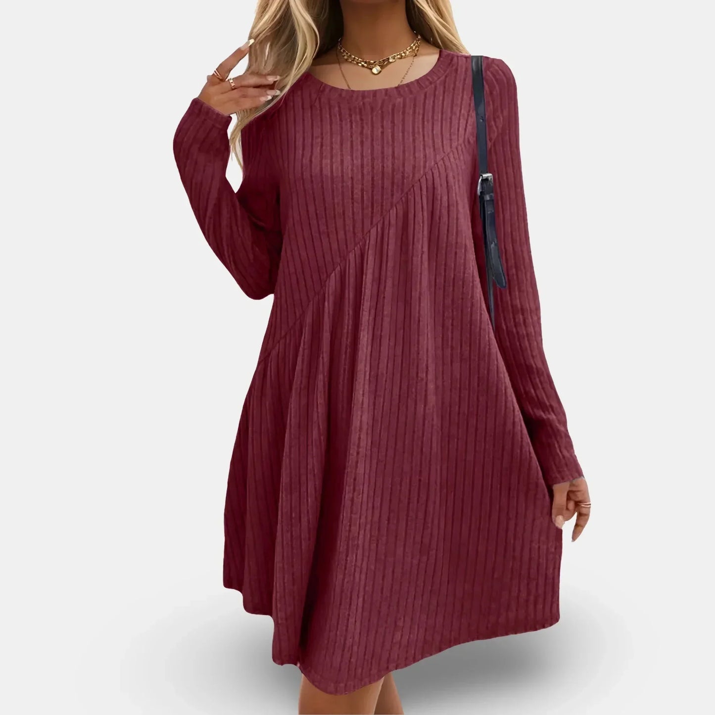 Robe courte texturée à manches longues et col rond, en tissu fluide et ample, idéale pour les journées d'automne.