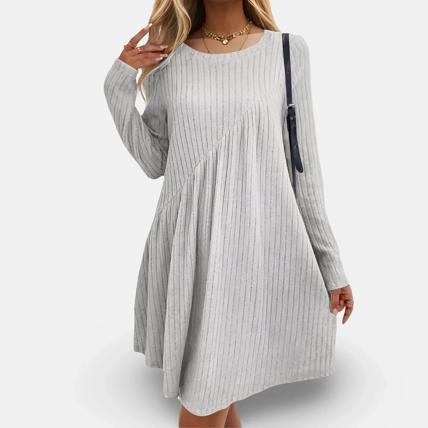 Robe courte texturée à manches longues, col rond, en tissu fluide pour un look décontracté en automne. Idéale pour le…