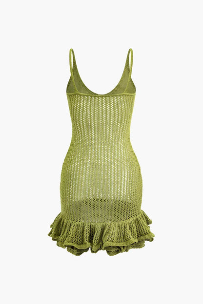 Robe courte en tricot texturé, avec volants et design léger, idéale pour des journées d'été à la plage.