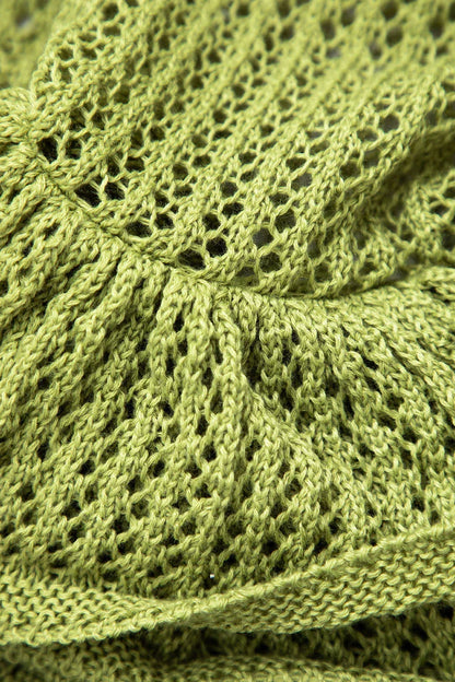 Robe courte en tricot texturé, avec volants ludiques, parfaite pour les journées d'été à la plage.