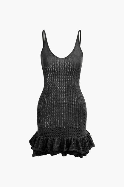 Robe courte en tricot texturé, avec volants ludiques, idéale pour des journées d'été à la plage.
