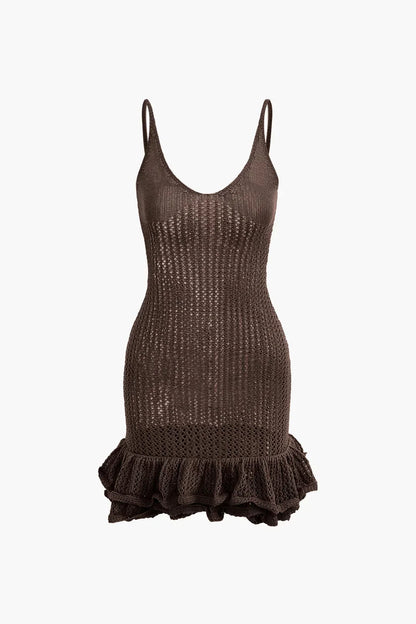 Robe courte en tricot texturé avec volants, idéale pour l'été et les sorties à la plage. Couleur vive et coupe légère.