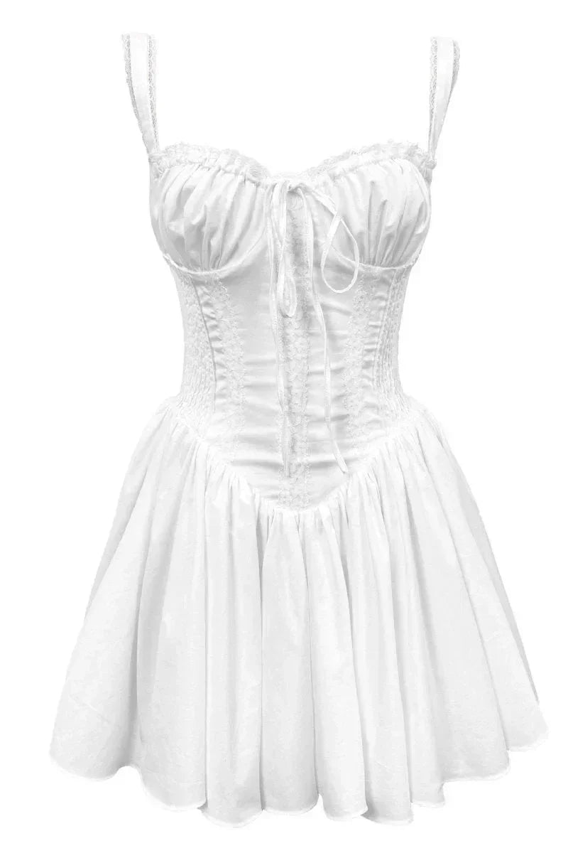 Robe courte évasée avec décolleté froncé, bretelles multiples, en tissu léger, idéale pour soirées d'été.