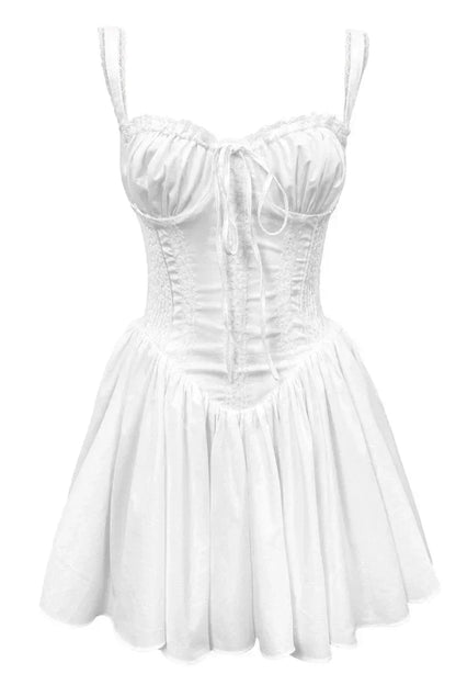 Robe courte évasée avec décolleté froncé, bretelles multiples, en tissu léger, idéale pour soirées d'été.