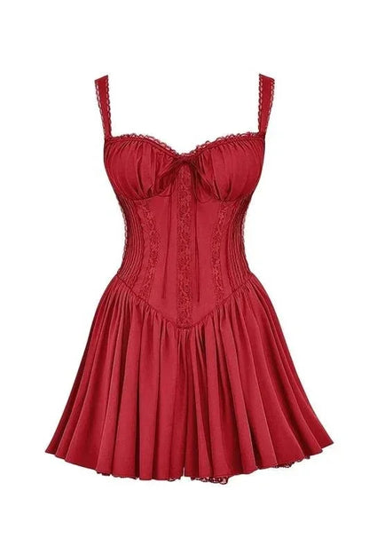 Robe courte évasée à décolleté froncé, bretelles multiples, tissu léger idéal pour soirées estivales, disponible en plusieurs…