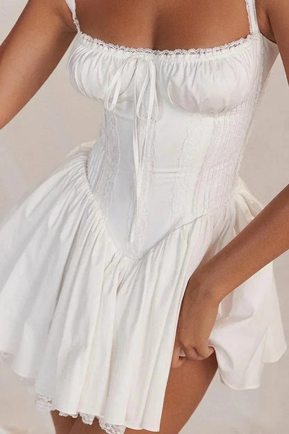 Robe courte évasée en coton léger, décolleté froncé, bretelles multiples, parfaite pour les soirées d'été.