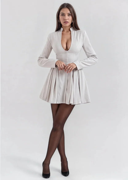 Robe courte évasée en tissu léger, décolleté plongeant, manches longues, parfaite pour les soirées élégantes.