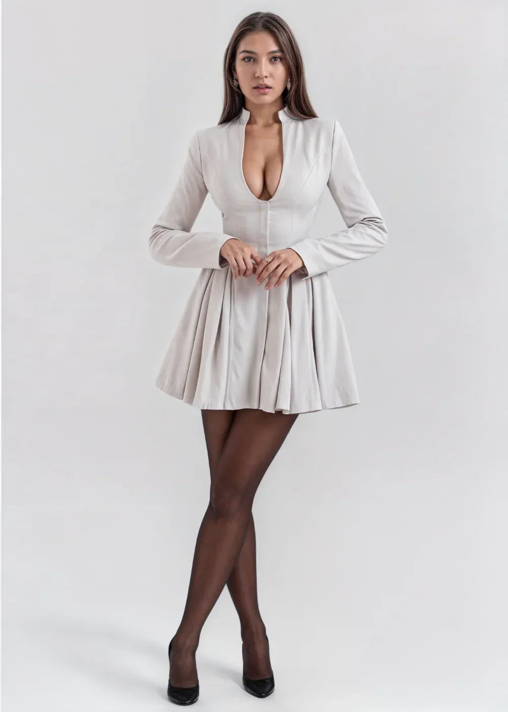 Robe courte évasée en tissu fluide, décolleté plongeant, manches longues, idéale pour des occasions spéciales.