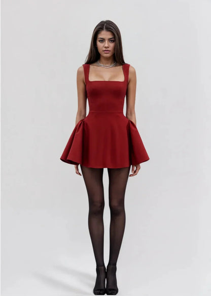 Robe courte évasée avec col carré, en toile légère, parfait pour soirées, disponible en plusieurs couleurs élégantes.