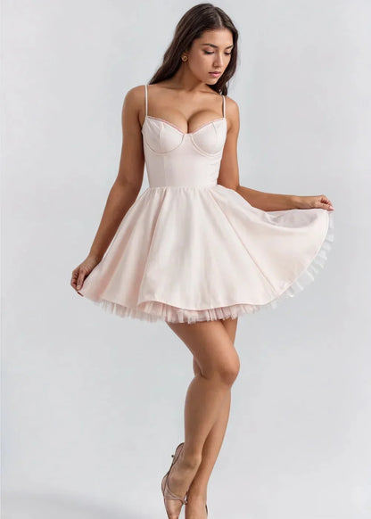 Robe courte évasée en coton léger, fines bretelles bouffantes, idéale pour des soirées d'été décontractées.