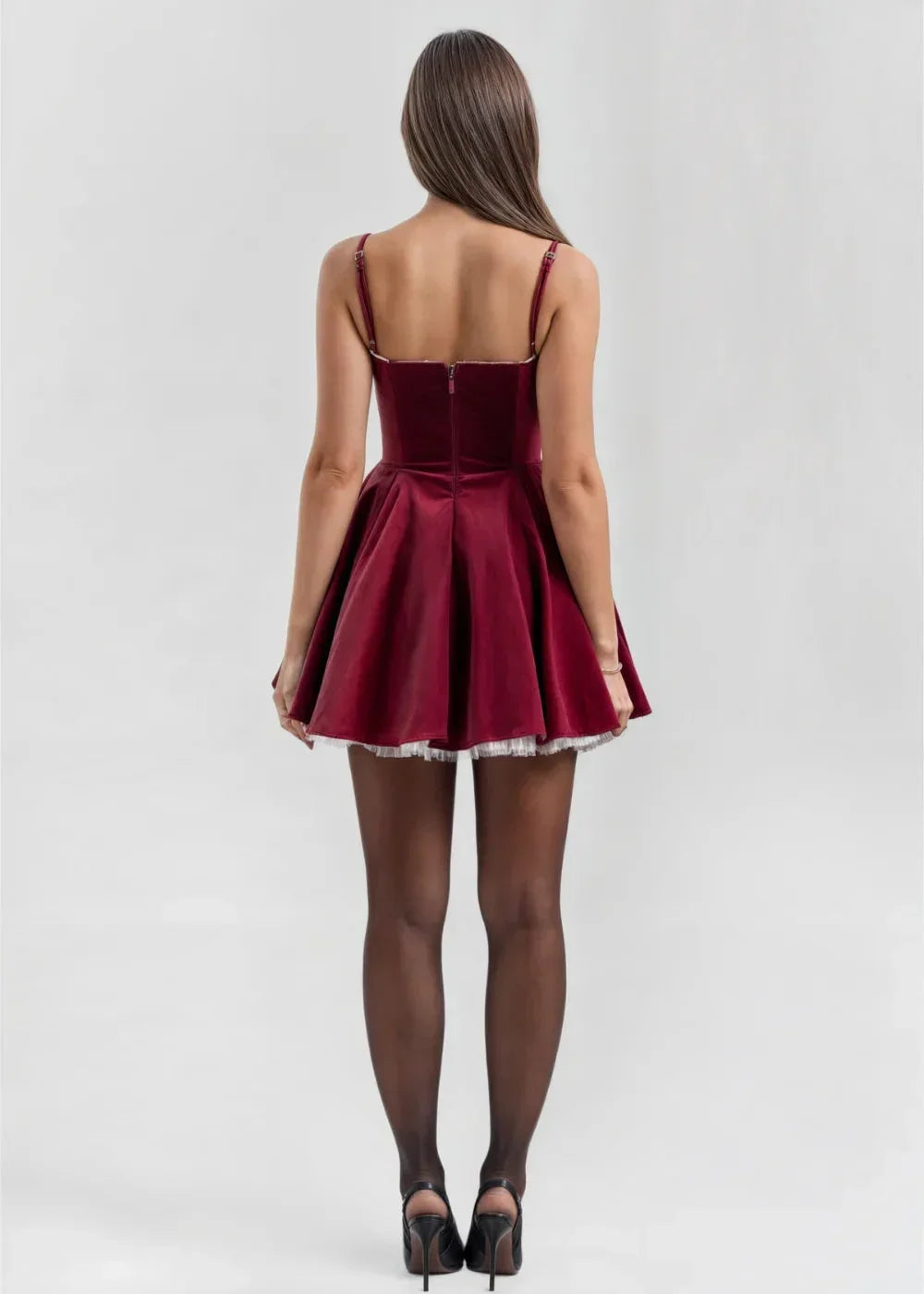 Robe courte en velours doux avec bretelles transparentes et dos nu, coupe évasée parfaite pour les soirées.
