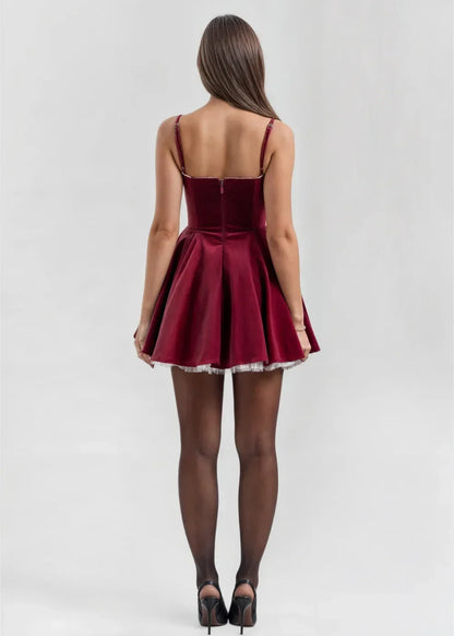 Robe courte en velours doux avec bretelles transparentes et dos nu, coupe évasée parfaite pour les soirées.