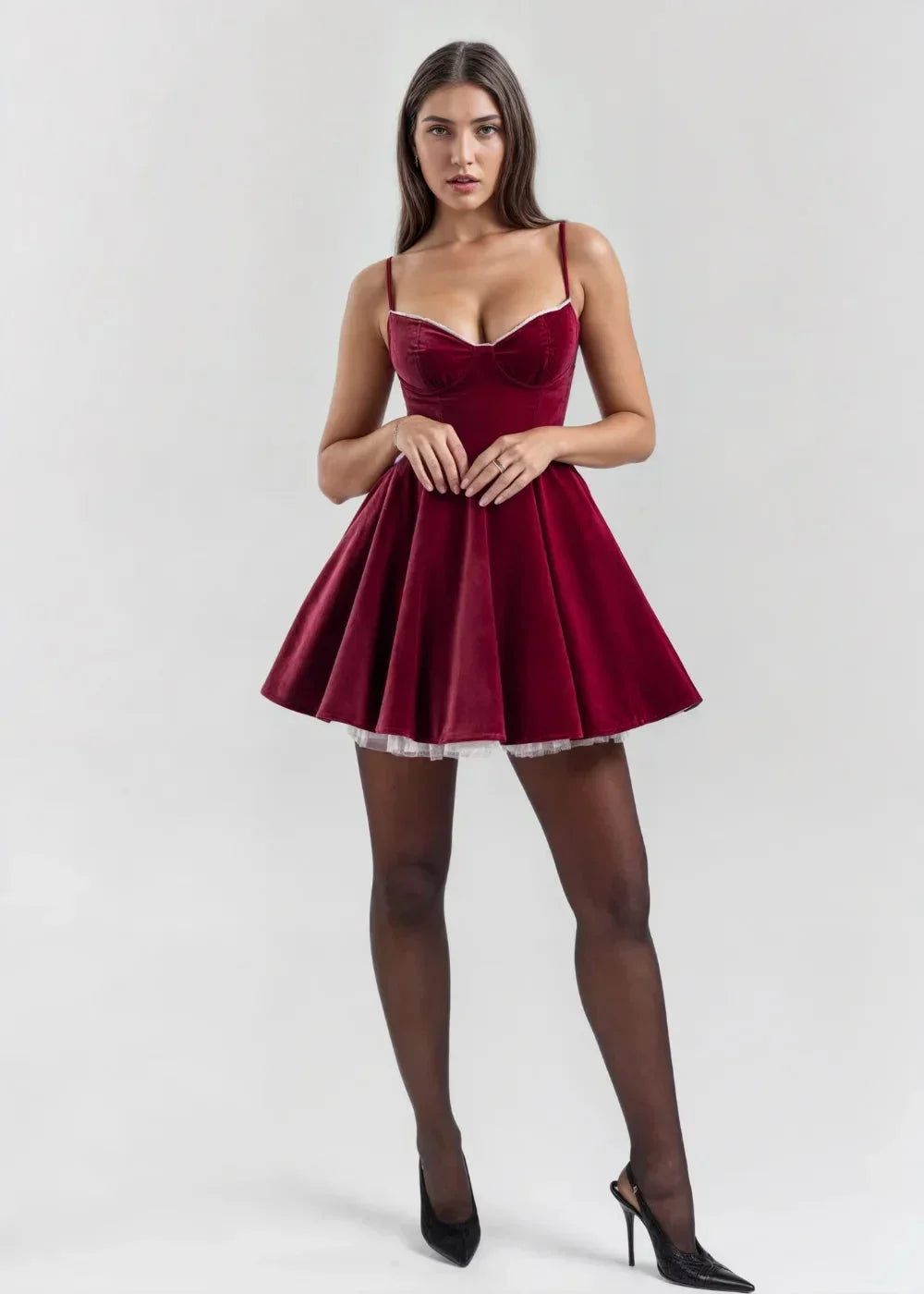 Robe en velours avec bretelles transparentes, coupe évasée et dos nu, idéale pour les soirées élégantes.