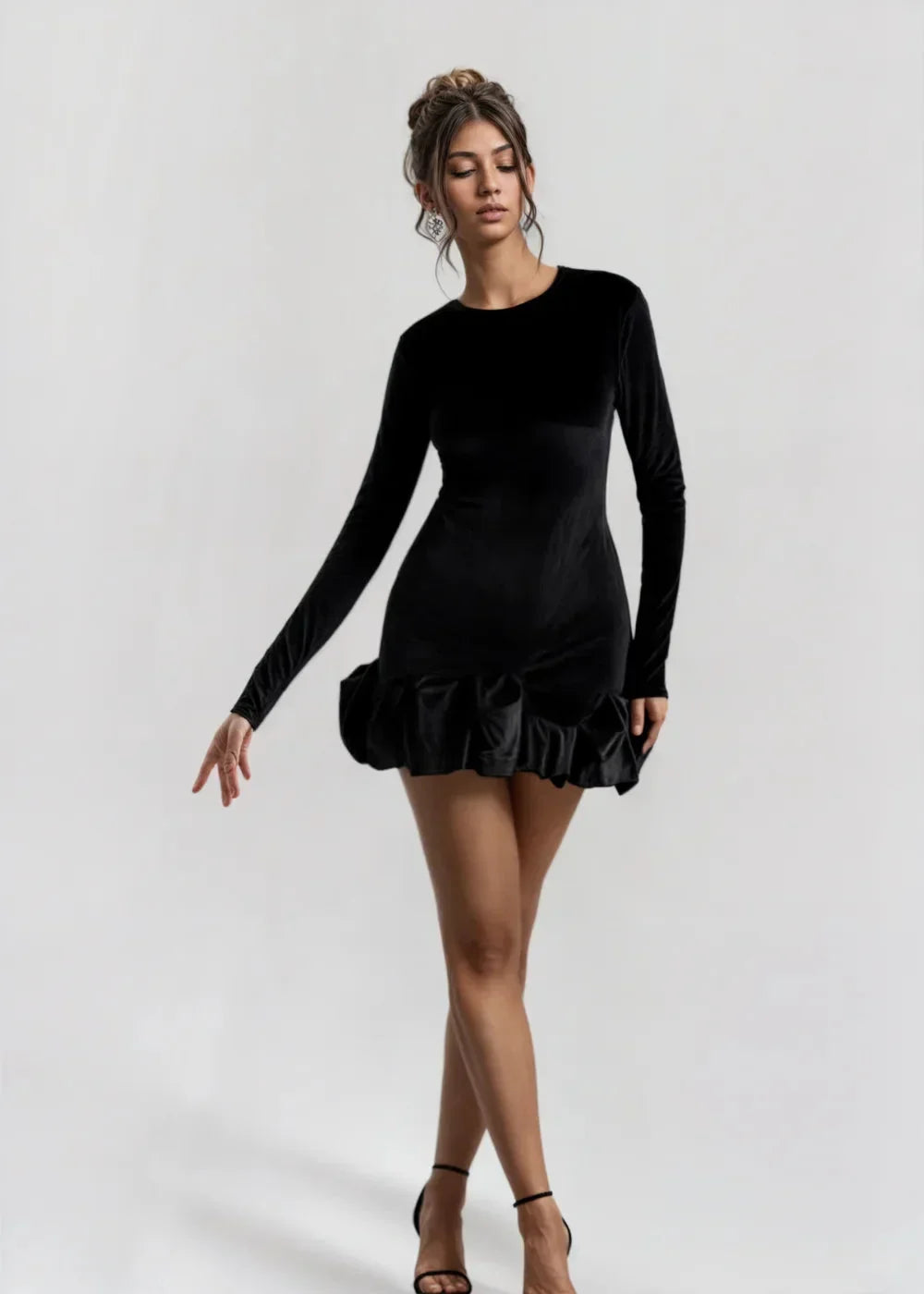 Robe courte en velours bordeaux avec ourlet volant et manches longues, coupe ajustée pour une allure raffinée lors des soirées.