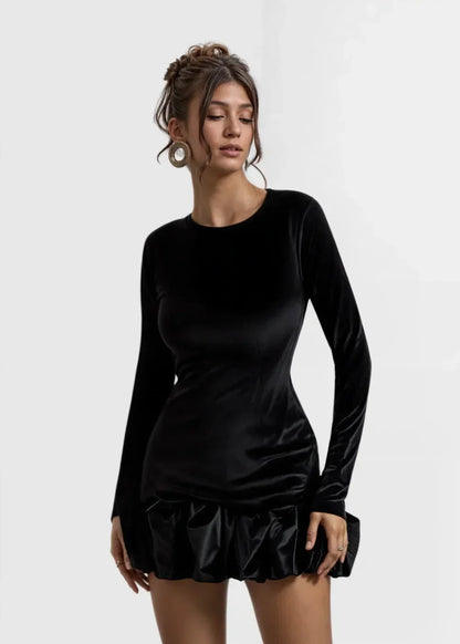 Robe courte en velours bordeaux avec ourlet volant et manches longues, coupe ajustée pour une soirée élégante.