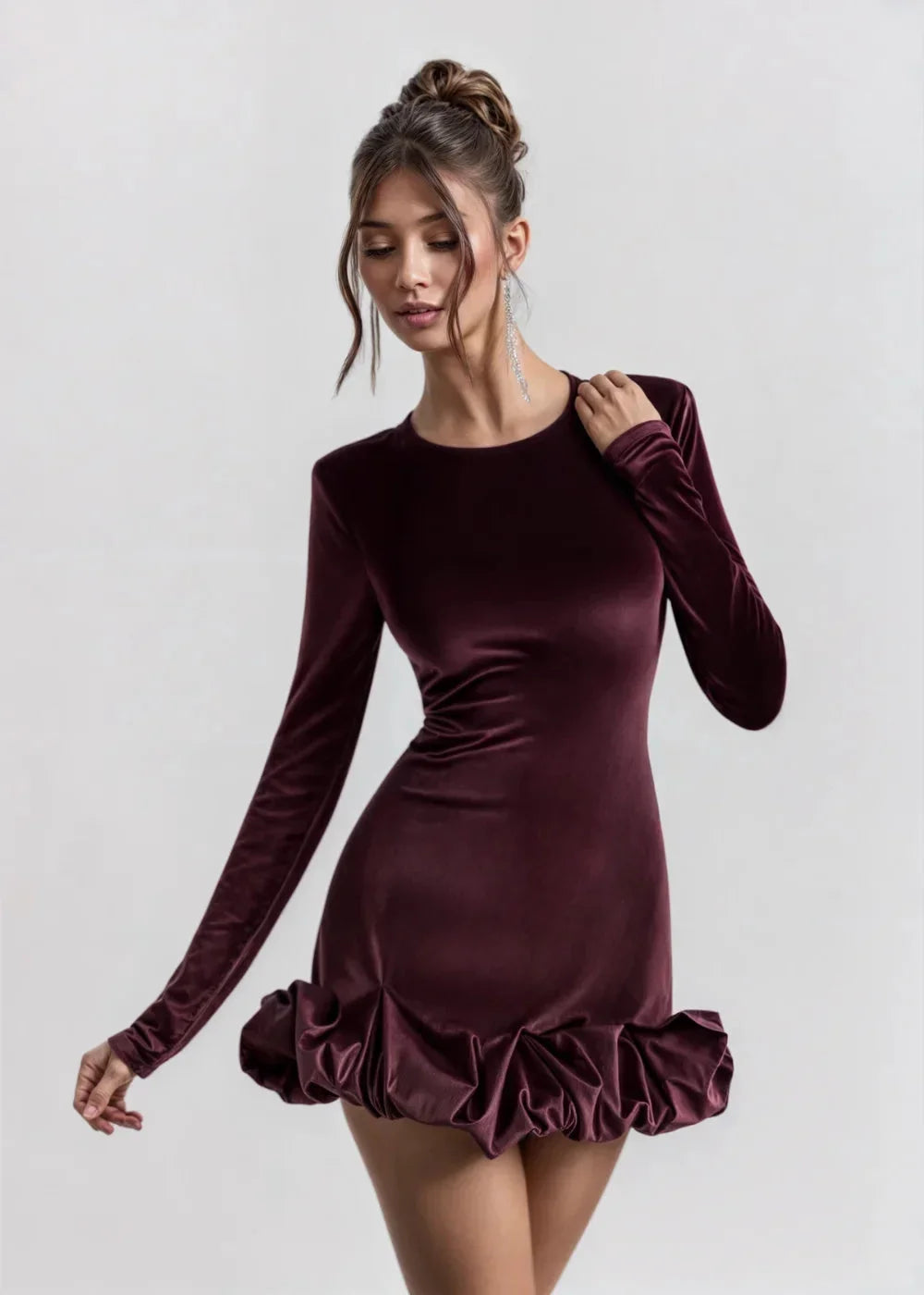 Robe courte en velours bordeaux avec ourlet volant et manches longues, coupe ajustée idéale pour une soirée élégante.